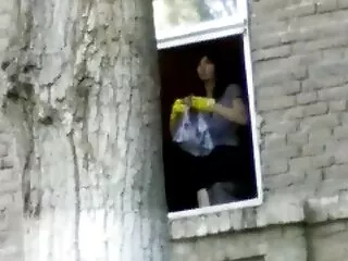 攻击一个新的性感印地文电影窗口的女孩女孩，并去街上