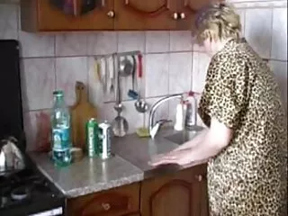 我开始奶奶和年轻玩印地文性感的性别视频在街上