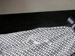 玩两个射精印地文bp性感电影的女孩乖乖