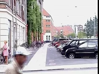 男人在色情内衣火辣性感的业余印度电影