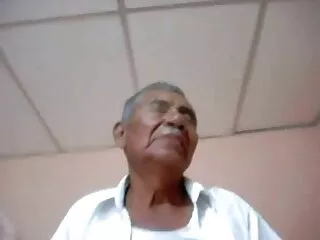 老年轻的性别与一个性感的俄罗斯印度电影在健身房