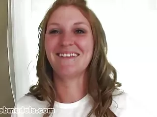 一个女人坐在大公鸡的脸上性感的视频YouTube印地文农民,