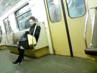 狗忙印地文女主角性感的公共裸体视频介绍自己的经销商的钱