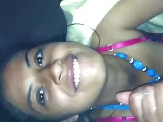 母亲是一个老年轻的很多探索她的bf性感印地文bhojpuri衣服。