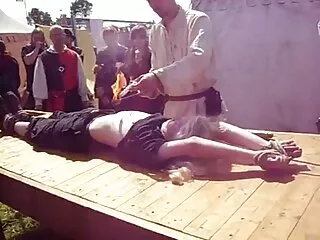 白色哥蓝色的业余的女人在按摩期间由一个按摩专家